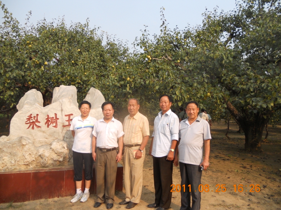 發(fā)明人徐貴閣、滑縣農(nóng)業(yè)局長路水先等領(lǐng)導(dǎo)應(yīng)邀安徽考察與領(lǐng)導(dǎo)合影