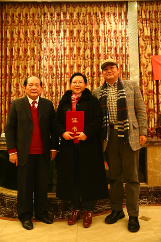 中國(guó)農(nóng)科院黃教授、梅博士與發(fā)明人徐貴閣女士頒證合影